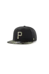 Gorra de béisbol con corona estructurada negra y visera plana con estampado camuflado. Presenta el logo de los Pittsburgh Pirates bordado en relieve en el frente y el logo de la marca 47 en el lateral.