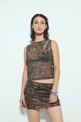 Minifalda ajustada con estampado barroco en tonos marrón, negro y dorado.