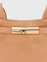 Tote bag de cuero color tostado, con diseño estructurado, doble asa de mano y cierre frontal con hebilla metálica dorada.