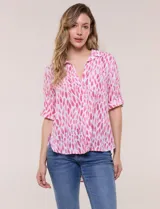 Camisa de lino sintético con estampado floral en tonos azules y beige sobre fondo blanco, de corte holgado, mangas tres cuartos y cuello camisero.