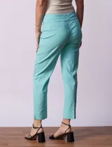 Pantalón verde esmeralda de gabardina elastizada, marca Zac & Rachel, de corte recto con pretina ancha pespunteada y largo al tobillo. Presenta bolsillos simulados.