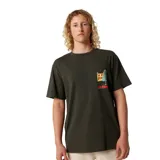 Remera verde militar oscura con pequeño estampado gráfico en el pecho y diseño de manga corta.