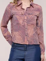 Camisa liviana de rayón y poliéster color marrón con estampado de hojas, cuello camisero, bolsillos frontales con solapa y manga larga.