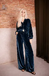 Pantalón de tiro medio confeccionado en terciopelo azul, con corte amplio tipo oxford y cintura elástica.