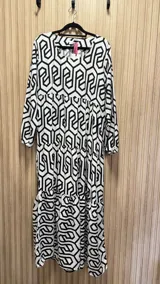 Vestido midi de algodón con estampado geométrico en blanco y negro, corte amplio y mangas largas.