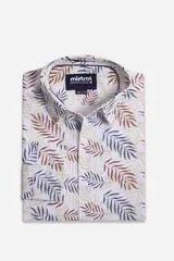 Camisa de hombre de manga larga con look lino, confeccionada en algodón. Presenta un estampado integral de hojas en tonos azul, beige y terracota, con cierre frontal abotonado y logo bordado en el pecho.