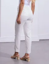 Pantalón de crepe color blanco, marca Zac & Rachel, con bolsillos inclinados delanteros y bolsillos ojal traseros.