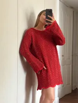 Vestido corto de tejido calado con patrón de ondas, confeccionado en algodón y lurex. Presenta mangas largas, cuello redondo y diseño holgado.