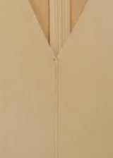 Vestido midi de corte evasé en color beige, con cuello en pico y manga corta. Presenta un diseño con costuras verticales decorativas y cierre de cremallera en la parte posterior.