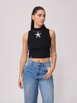 Top corto blanco de algodón con cuello alto y sin mangas.