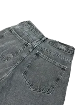 Bermuda de jean gris oscuro con efecto lavado, tiro alto y corte ancho (baggy) que termina a la altura de la media pierna (3/4). Presenta costuras marcadas en el frente de las piernas.