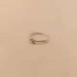Anillo de plata 925 con circonia engarzada en 4 puntas.