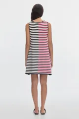 Vestido midi de punto sin mangas con diseño de rayas, corte evasé. Presenta un diseño bicolor asimétrico: el lado izquierdo con rayas horizontales blancas y rojas sobre fondo celeste, y el lado derecho con rayas horizontales negras y blancas. Incluye un pequeño parche bordado en el pecho.