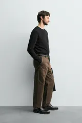 Sweater de punto relaxed fit confeccionado en hilatura con viscosa de tacto suave, color marrón, con cuello redondo y manga larga. Cuenta con acabados en rib.