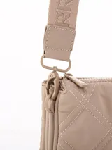 Bandolera matelassé de color beige con patrón de rombos, cierre superior con cremallera y correa regulable desmontable.