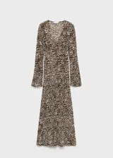 Vestido largo de diseño evasé con estampado animal print de leopardo. Presenta cuello en pico, mangas largas acampanadas y tejido plisado con cierre de cremallera lateral.