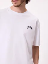 Remera blanca de manga corta con gran estampado negro del logo de Rusty en la espalda y corte holgado.