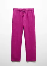 Pantalon de lino con diseño crop y corte jogger, de tiro medio con cintura elástica y cierre de lazo. Cuenta con dos bolsillos laterales y dos bolsillos de ribete en la parte posterior.