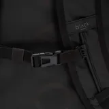 Bolso duffel de viaje color bordó con detalles en negro. Cuenta con correas de mano, correas ajustables, cierres reforzados y base resistente al agua.