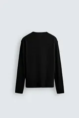 Jersey de punto regular fit, confeccionado en una mezcla de lana y algodón. Presenta cuello redondo, manga larga y terminaciones en rib.