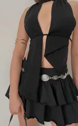 Minifalda negra con volados y short interno.