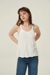 Musculosa blanca de punto canalé con breteles finos, corte holgado y escote cuadrado.