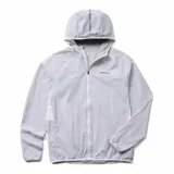 Campera liviana con capucha, color gris claro, con cierre frontal y logo de la marca Merrell estampado en el pecho.