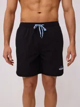 Short de baño tipo volley color verde azulado, con cintura elástica y cordón de ajuste en color azul marino. Presenta un parche con el logo de la marca en la pierna izquierda y aberturas laterales en el ruedo.