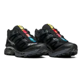 Championes Salomon XT-4 OG de diseño técnico y deportivo, color negro con detalles plateados y suela de gran tracción para trail running y uso urbano.