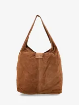 Cartera tipo hobo de diseño amplio y estructura flexible, confeccionada en gamuza color marrón con acabado desgastado. Cuenta con un asa única para llevar al hombro y un cierre frontal con detalle de hebilla metálica decorativa.