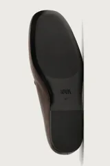 Mocasín casual de cuero marrón con horma redonda y suela ultrafina.