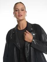 Campera estilo biker confeccionada en cuero sintético con paneles de neopreno en los laterales. Presenta cuello con solapas, cierre frontal cruzado, bolsillos inclinados y mangas largas con cierre metálico en los puños.