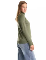 Polera de cuello alto confeccionada en tejido de punto fino, con mangas largas y detalle de tajo en los puños.