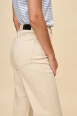 Pantalón wide leg de tiro alto color blanco, con diseño de cinco bolsillos y corte amplio.