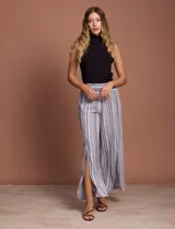 Pantalón de lino con rayas verticales grises y blancas, pretina ancha elastizada en punto smock, pierna ancha y ruedo con tajo.