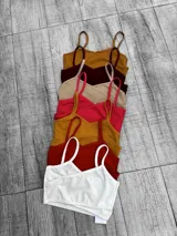 Top musculosa con breteles finos, corte ajustado y escote recto.