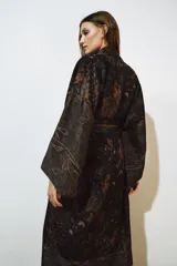 Chaqueta larga tipo kimono de Zara, confeccionada en mezcla de lino y seda con diseño jacquard estampado en tonos marrones y oscuros, manga larga y cinturón ajustable del mismo tejido.