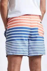 Short de baño con estampado de ondas en tonos azules, cintura elástica con cordón ajustable, bolsillos laterales y bolsillo trasero. Incluye suspensor interno y logo bordado.