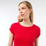 Camiseta de manga corta en tejido de punto canalé color rojo, de corte ajustado y cuello redondo.