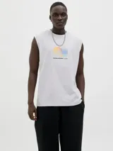 Musculosa blanca de algodón con cuello redondo y estampado de dos círculos entrelazados con líneas horizontales en tonos naranja, celeste y azul.