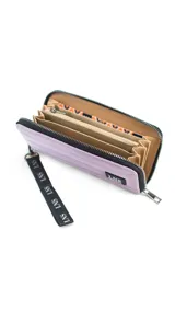 Billetera larga con cierre perimetral, confeccionada en nylon capitoneado color verde petróleo. Cuenta con correa de mano desmontable con logo estampado y parche frontal con marca LNS.