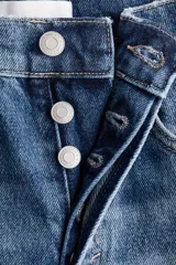 Jean tobillero Barrel High Ankle de denim de algodón rígido, color azul con lavado claro degradado. Cuenta con diseño curvo y voluminoso en las piernas, tiro alto, cinco bolsillos, raya marcada adelante y atrás y cierre de botones.