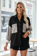 Sobre camisa de pana blanca con detalles en animal print en los bolsillos frontales y en las mangas. Presenta cuello inglés, cierre frontal con botones y corte holgado.