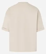 Remera básica de corte oversized confeccionada en algodón, con cuello redondo y mangas cortas con dobladillo.