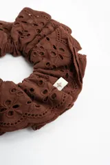 Scrunchie de algodón con diseño de broderie en color marrón.