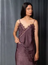 Top de raso asimétrico color morado, con detalles de puntilla en el escote y el bajo. Tiene breteles regulables y elástico en la espalda.