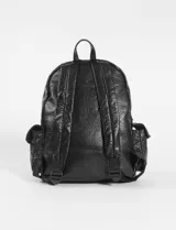 Mochila negra de cuero sintético con textura granulada, múltiples bolsillos frontales con cierres y broches, y tiras regulables.