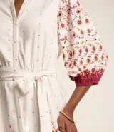 Vestido chemise midi de viscolino con estampado floral, manga abullonada 3/4 y lazo delantero.