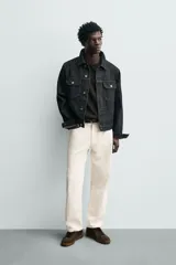 Zapatilla deportiva de estilo retro con diseño de paneles combinados en tonos beige y crema. Presenta detalles en gamuza y una suela de goma en color caramelo.