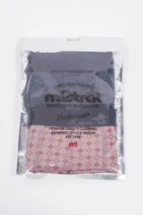 Pack de dos calzoncillos tipo bóxer con cintura elástica con logo. Uno de los modelos es gris claro con estampado de patinetas y el otro es negro con rayas horizontales blancas y grises.